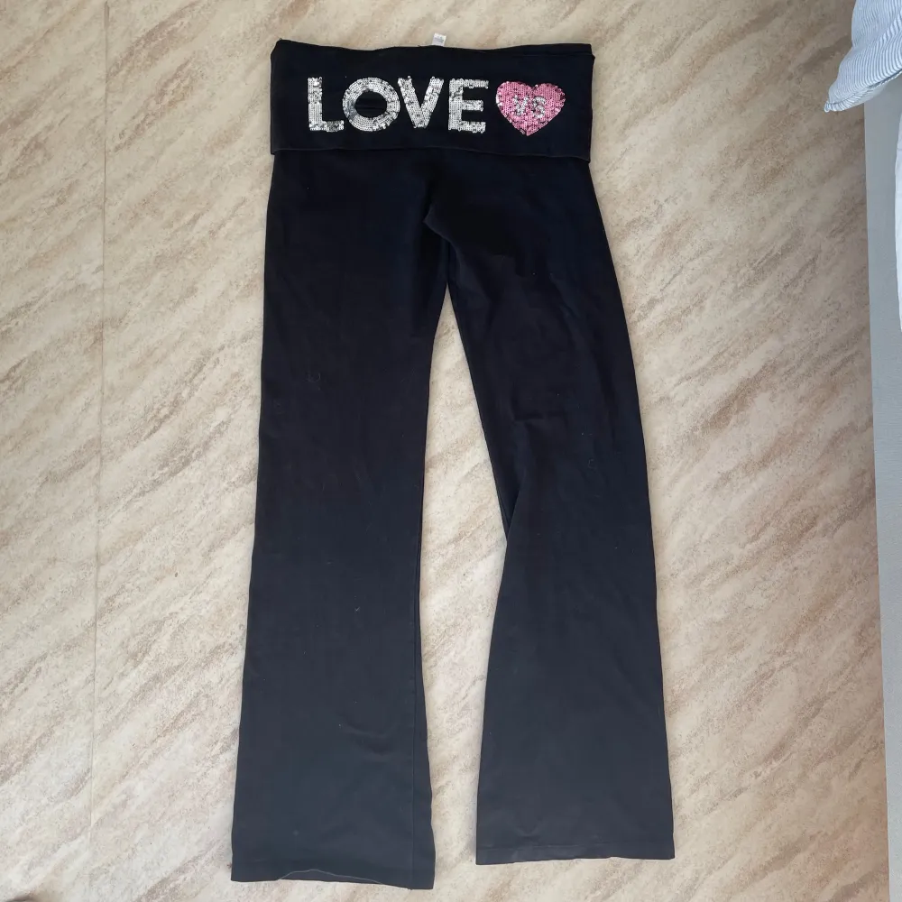 foldover byxor från Victoria secret med strass därbak!💗 Det finns några tecken på användning, (fläckar))  (se bild 4,5) inget som märks av stort när dom bärs 🫶🏻. Jeans & Byxor.