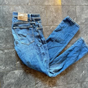 Jacob Cohen Jeans🌟 - Riktigt snygga jacob cohen jeans i storlek 35. Jeansen sitter som 33 så passar alltså lite mindre! Skick 8/10 lite skrynkliga för tillfället! Hör av er om ni e intresserade! Pris kan diskuteras vid snabb affär! Byten kan vara intressant!