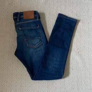 Replay anbass - Säljer ett par skitsnygga replay anbass jeans, 10/10 skick inga defekter, perfekta till hösten 🍂 skulle passa dig om du är mellan 170-174!!