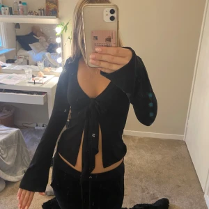 Svart långärmad topp - Hyfsat använd men ändå väldigt bra skick, perfekt tröja att ha i skolan. Inte för varm inte för kalla, skönt material, är xxs men funkar för både xs och s 