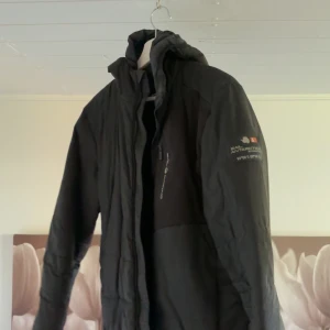 Sail racing jacka - Fet jacka , storlek s. Är stilren och varmare än vad man tror. Håller för åtminstone 10 minusgrader. Nypris var 3000kr