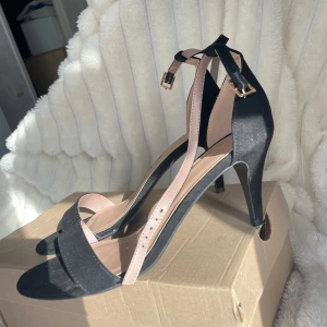 Nya oanvända klackar - Helt nya oanvända klackar från Anna Field i mocka material med kartong