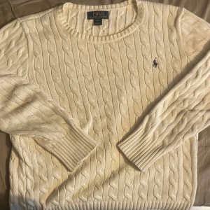 Kabelstickad Ralph Lauren - Tja. Säljer min kabelstickade Ralph Lauren tröja eftersom den är för liten. Original pris ligger på 1399kr. Den är från 14-16 år storlek L. Bara och höra av sig vid frågor!