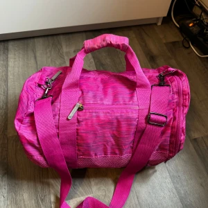 Rosa bag - Den a rosa bag är väldigt lagom stor, jättehärlig färg och passar jättebra till idrotten eller gymmet.