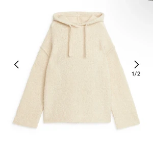 Stickad tröja - Stickad hoodie ifrån arket. Nypris 1290. Säljer för 500. Storlek s