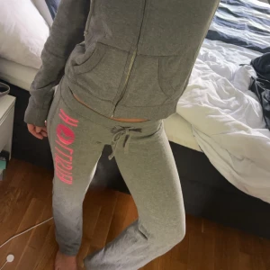 Mjukisset från hollister - Lågmidjade byxor med en matchande tröja! Jättefin kvalitet, har dock en mindre svart prick på bakre be, kom privat för bild🩷byxorna = xs, tröjan = s