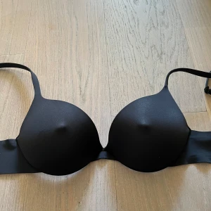 Skims BH - The Skims ultimate nipple bra. Oanvänd. Nypris 815kr. Bh med ”nipples” och pushup. Kan användas för att göra nipplepercings om man inte vill ha riktiga men vill ha looken. Storlek 75B/ 34B🖤
