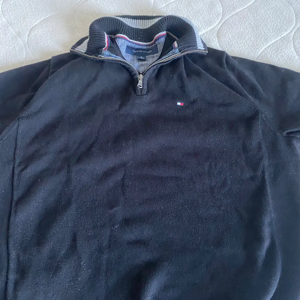 Ny Tommy Hilfiger zip tröja i perfekt skick använd Max 2 gånger . Stickat.