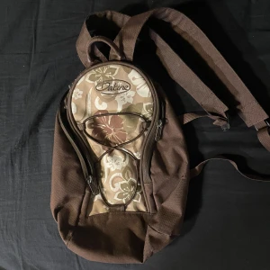 Y2k ryggsäck  - En jättefin y2k sportig ryggsäck i jättefin skick! Köptes i second hand. Ganska liten men fråga gärna för mått