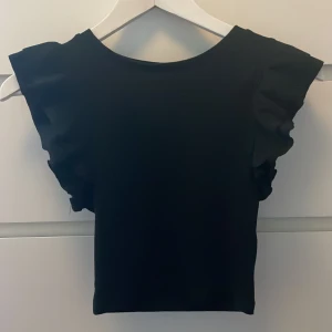 Svart Zara top  - Säljer min svarta Zara top som är i helt nyskick, använt 2-3 gånger 