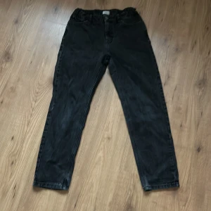 Svarta grunt jeans - Jeansen är bra skick förutom längst ner på jeansen där dem är lite slitna men det syns knappt, storleken är 27 tum, byxorna går att ändra i midan . Jag säljer dem för dem är för små. 