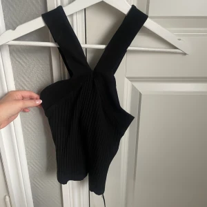 Topp från zara - Topp som inte kommer till användning, är korsad i ryggen!