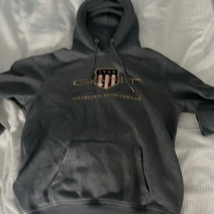 Gant hoodie L grå - Säljer en gant hoodie original pris 1600kr Små sliten men hel o fin