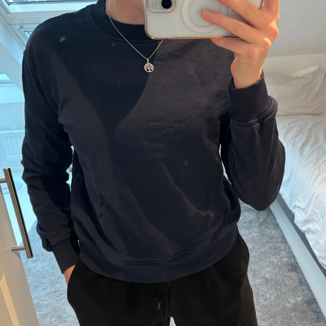 Mörkblå tröja 