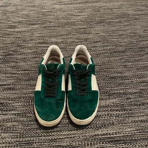 Gröna Valentino flycrew - Gröna valentino Flycrew i storlek 41 men passar 42. Skon missar 3 nitar totalt och har lite defekt men annars väldigt bra skick! Säljer de för 4000 men kan sjunka i pris vid snabb affär! Skriv vid frågor eller funderingar 😊