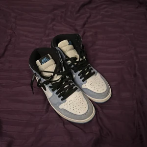 Air jordens  - Tjena säljer mina Air Jordens university blue för dom inte används, dom är i mycket fint skick, hör av dig om du undrar något// William 