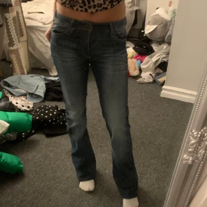 Lågmidjade bootcut jeans  - Säljer dessa lågmidjade bootcut jeans jag sitt om lite mindre för att passa xs samt sytt upp för passa min längd är 163. Passar även längre och kortare