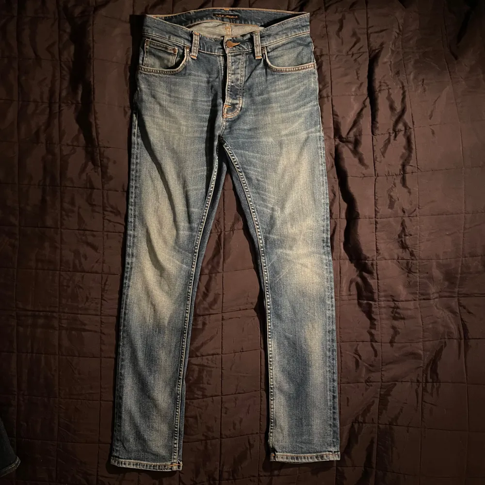 Säljer mina feta och trendiga nudie jeans! Säljer de eftersom de aldrig kommer till användning. De har en defekt (bild 3), syns inte när de används och du kan laga det gratis vid en nudie butik. Modell Grim Tim. Storlek 30/32.. Jeans & Byxor.