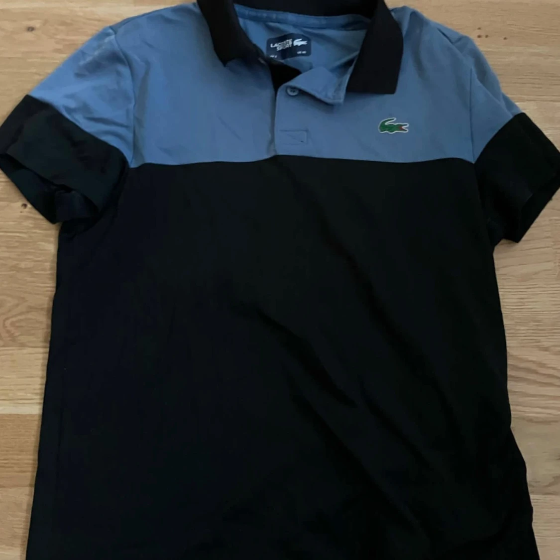 Svart och blå pikétröja från Lacoste