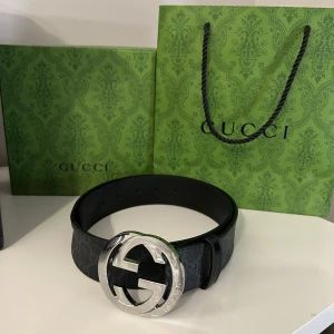 Gucci bälte - Säljer detta Gucci bälte då de ej används. Storleken är 100 och bucklan har lite små defekter men ingeting man märker av. Och jag skickar absolut mer bilder om så önskas! Finns en liten defekt på ett ställe på bältet som jag kan skicka bild på med. Digital kvitto finns! Hör av dig för fler funderingar!😁 / Nalle