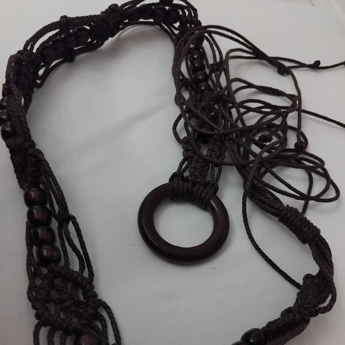 Brunt flätat bälte med trädetaljer