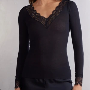 Svart spets intimissimi tröja - Säljer min svarta intimissimi tröja då den inte kommer till användning längre. Superbra skick och kom privat vid funderingar❤️