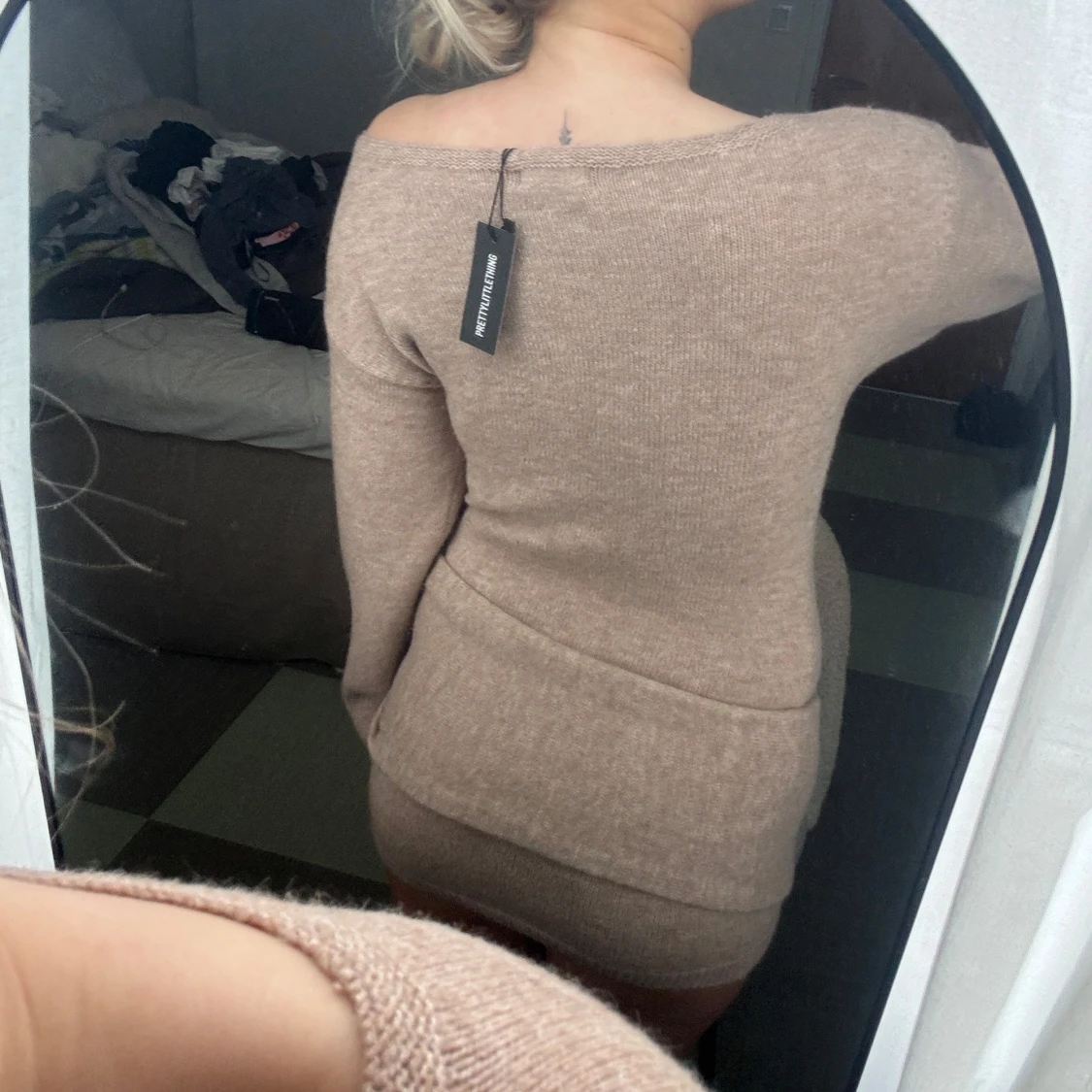 Beige stickad klänning från Femme Luxe - 1
