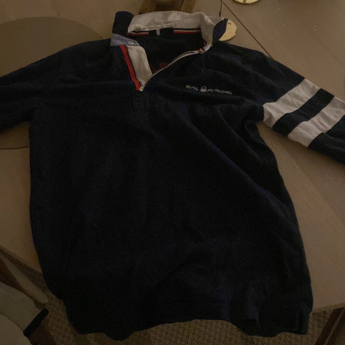 Marinblå pikétröja från Sail Racing