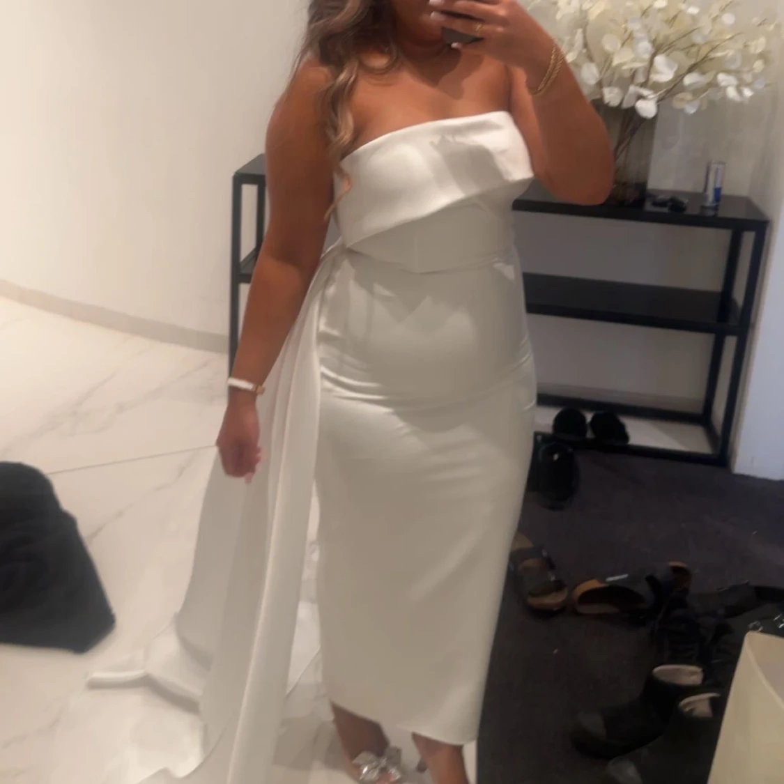 Vit axelbandslös klänning