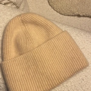 Beige ribbad mössa - Beige ribbad mössa från Alvii. Använd 2 gånger 🥰