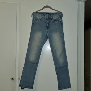 Ljusblå jeans - Snygga ljusblå jeans med en klassisk straight fit. De har en traditionell femficksdesign och en bekväm midwaist. Perfekta för en avslappnad stil.