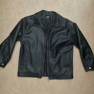Svart skinnjacka från LMG - Nästan oanvänd inga fläckar, passform är bra för mig som är storlek M (kille), inte oversize alls