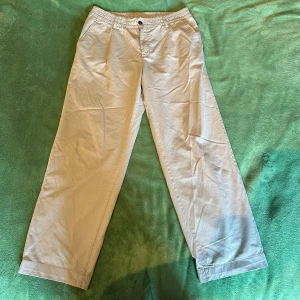 Chinos - Chinos med resor från jack&jones i storlek XL, sitter som relaxed fit. Bra skick inga fläckar, använd enstaka gång.