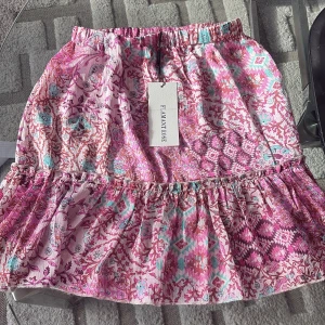 Mönstrad kjol från Missäy - Säljer en färgglad och mönstrad kjol från Plain Wave/Missäy. Kjolen är aldrig använd då den inte kommit till andvändning. Är en väldigt fin tjol under sommaren.💕Orginalpris är 400 och säljer för 100.