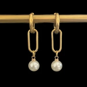 Guldörhängen med pärlor - Prist avser ett par örhängen.  Guldpläterad örhängen på rostfritt  stål.