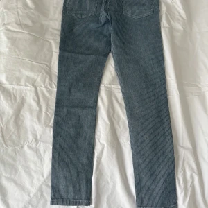 Blå byxor med vita ränder - Endast provade blå jeans med vita ränder. Normalhög midja. Räcker ner till hälen på mig som är 1,63 lång.