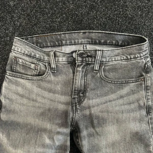 Levis jeans - Säljer nu mina feta levis jeans då de inte kommer till användning nå mer / mycket bra skick, bara använda fåtal gånger / wide 28, length 30 / snabb affär=bättre pris / nypris 1349kr / hör av dig vid minsta fundering💯