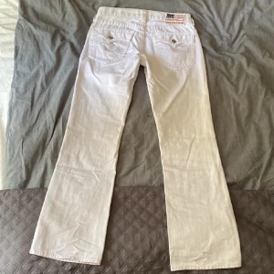 Vita jeans true religion - Köpta här på plick men säljer vidare då de inte passar mig. 💕 (bilder från förra ägaren)