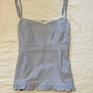 sommar topp - hurrr söt?? ser ut som en hollister topp, helt ny och oanvänd🩵🩵 har en kedjelås på sidan! 