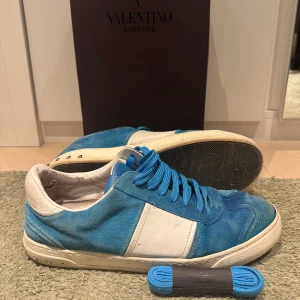 Valentino flycrews - Snygga blå och vita sneakers från Valentino. Perfekta för en stilren look.