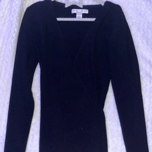 Svart ribbad tröja från Amisu - Snygg svart ribbad tröja från Amisu med omlott-design. Storlek S🖤