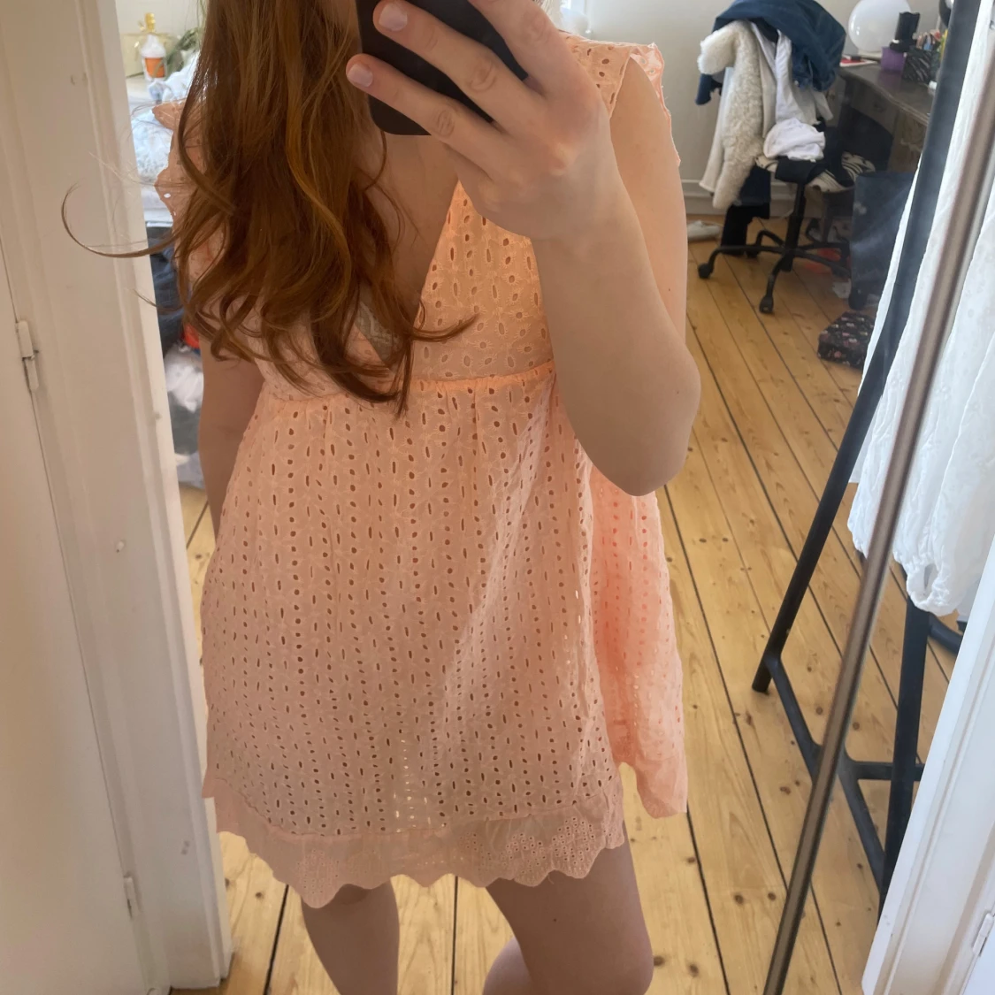 Ljusrosa klänning med volangdetaljer - 1