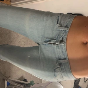 Ljusblå jeans - Snygga ljusblå jeansbyxor. Perfekta till våren med en ljus och fin färg. Kommer tyvärr inte till användning. Pris kan diskuteras.☺️