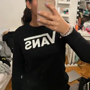 Säljer en svart långärmad tröja från Vans med deras ikoniska logga i vitt på bröstet. Perfekt för en casual look. Tröjan är i storlek XS och har en klassisk passform. Har även en i vit ute!