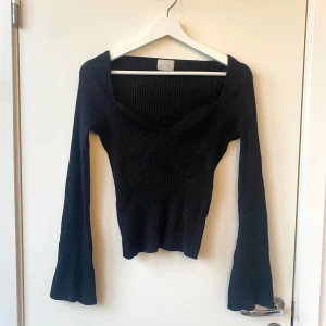 Figurformad tröja  - Säljer en snygg figurformad tröja med utsvängda ärmar🌸 stl L men passar S/M