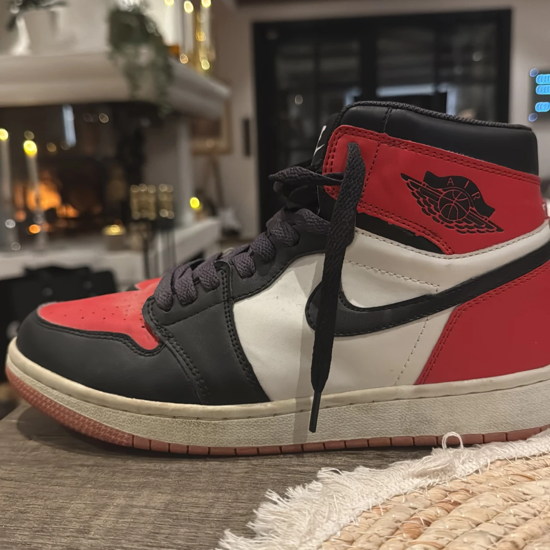 Nike Air Jordans i svart, röd och vit - 2