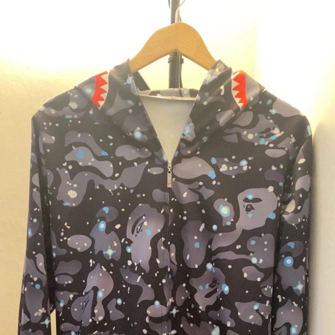 Mönstrad hoodie med hajmotiv