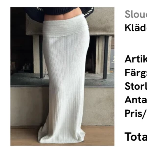 Vit ribbad långkjol - Snygg vit ribbad långkjol med hög midja. Kjolen har en elegant och stilren design som passar perfekt för olika tillfällen. Den är gjord i ett mjukt och bekvämt material som ger en skön passform.