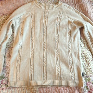 Vit stickad tröja från Never Mind - Säljer en snygg beige stickad tröja från Never Mind! Har knappt använt den så är praktiskt taget ny :) 