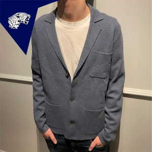 STICKAD KAVAJ  - Snygg stickad kavaj | Skick: 8.5/10 | Strl: M | Modellen är 182cm lång | Hör av dig om du undrar någonting!